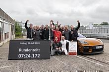 Mit 7.24,17 Minuten setzte Porsche-Testfahrer Lars Kern im künftigen Topmodell der Panamera-Baureihe auf dem Nürburgring eine neue Bestzeit für Oberklassefahrzeuge mit Verbrennungsmotor und Hybride.  Foto: Autoren-Union Mobilität/Porsche